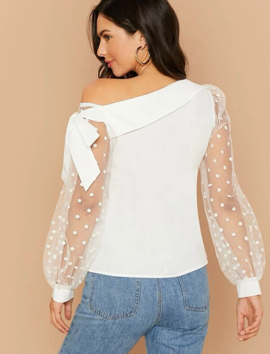 Blusa con manga polka dot y encaje cuello asimétrico