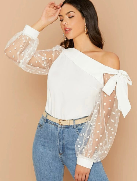 Blusa con manga polka dot y encaje cuello asimétrico